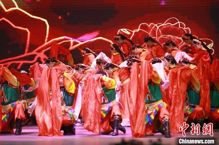 圖為農(nóng)行西藏分行演出現(xiàn)場(chǎng)?！∞r(nóng)行西藏分行 供圖