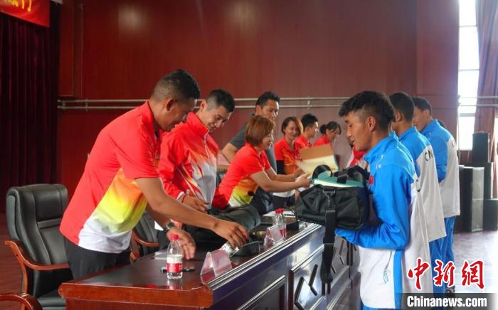 圖為世界冠軍們?yōu)槲鞑刈灾螀^(qū)體校的學(xué)生們送上暖心物資?！∪轿木?攝