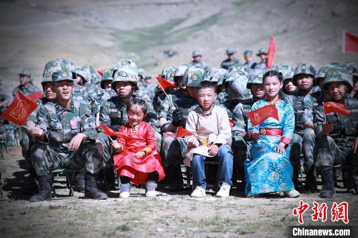 圖為駐地小朋友參加此次活動(dòng)?！?普布扎西 攝