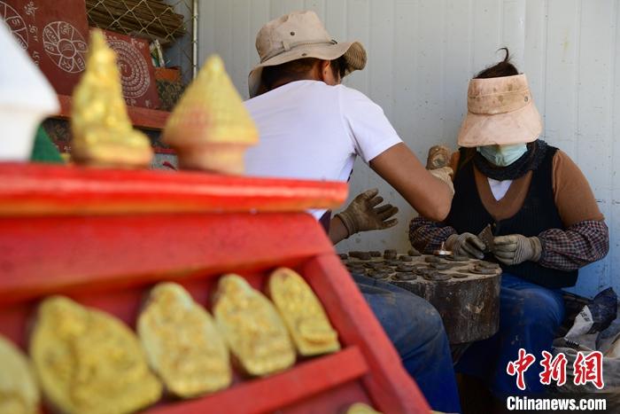 圖為6月14日，拉薩的手工藝人制作“擦擦”。 <a target='_blank' ><p  align=