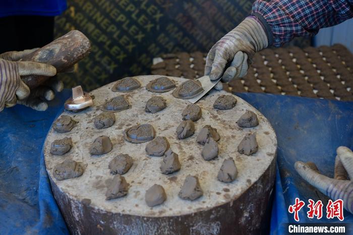 6月14日，拉薩的手工藝人制作“擦擦”。 <a target='_blank' ><p  align=