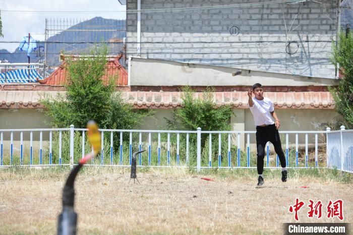 圖為西藏自治區(qū)拉薩市賽馬場內(nèi)市民在體驗“打牛角”項目?！∝暩聛硭?攝