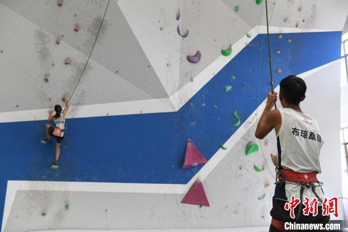 圖為西藏登山體驗健身訓(xùn)練館內(nèi)登山隊員在體驗攀巖項目?！∝暩聛硭?攝