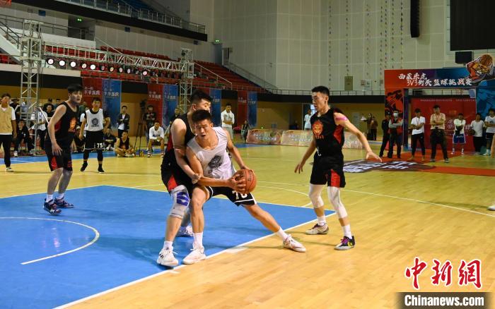 圖為西藏美康隊(白色球衣)對決雪域兄弟隊?！≮w朗 攝