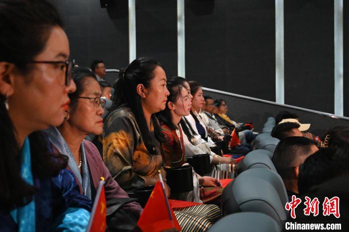 圖為觀眾觀看影片?！≮w朗 攝