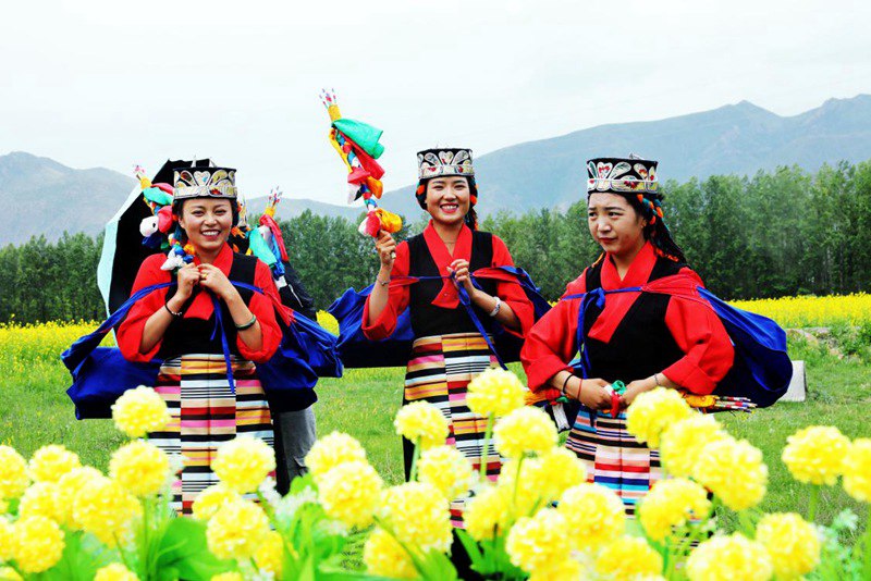 笑靨如花的群眾。洛?？酥閿z