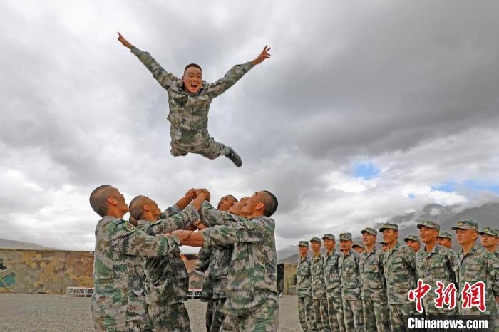 新兵進(jìn)行“空中燕子飛”?！⊥貔i程 攝