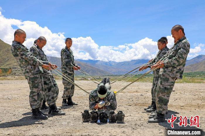 圖為荊棘排雷訓(xùn)練?！⊥踔緜?攝