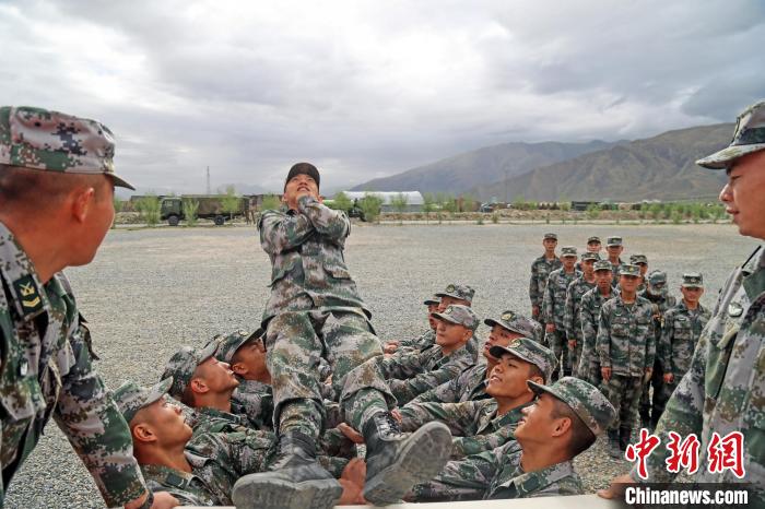 信任背摔?！《魏晡?攝