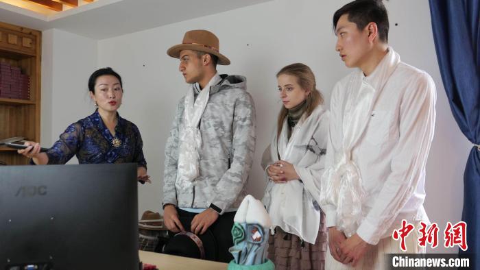 圖為圖為主播白瑪旺姆為留學(xué)生介紹直播流程。　謝牧 攝