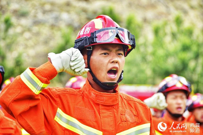 消防指戰(zhàn)員重溫入隊(duì)誓詞。人民網(wǎng) 李海霞 攝