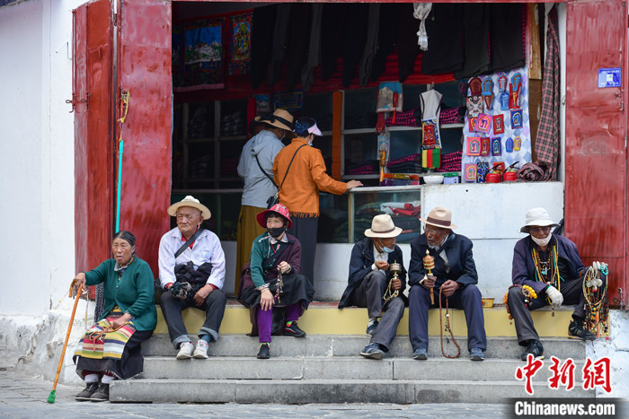 7月24日，轉(zhuǎn)經(jīng)老人在拉薩八廓街上休息。 <a target='_blank' ><p  align=