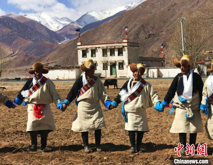 2021年3月，拉薩市德慶村村民在春耕儀式上表演傳統(tǒng)歌舞?！∪轿木?攝