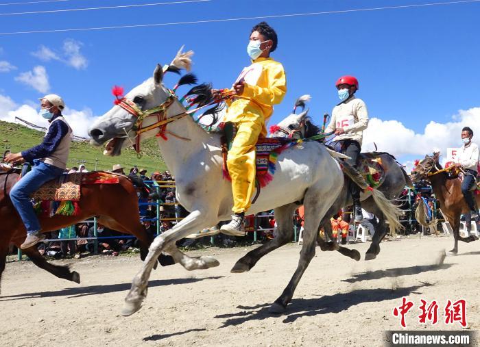 圖為打隆物交會(huì)期間舉辦的賽馬活動(dòng)?！∪轿木?攝