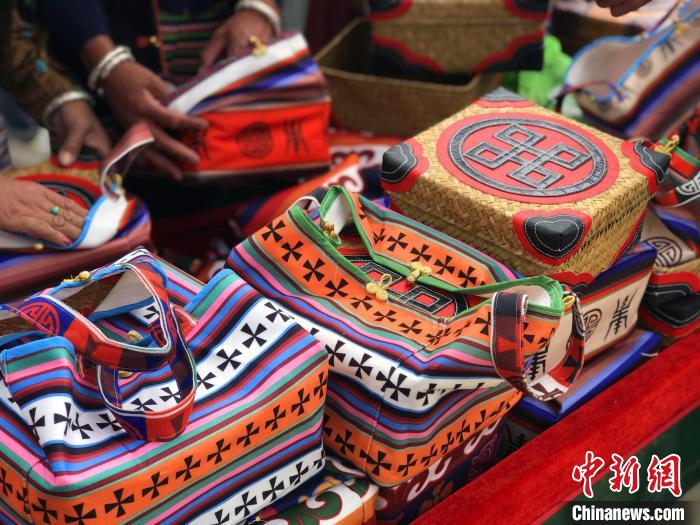 圖為打隆物交會(huì)上售賣(mài)的民族手工藝品?！∪轿木?攝