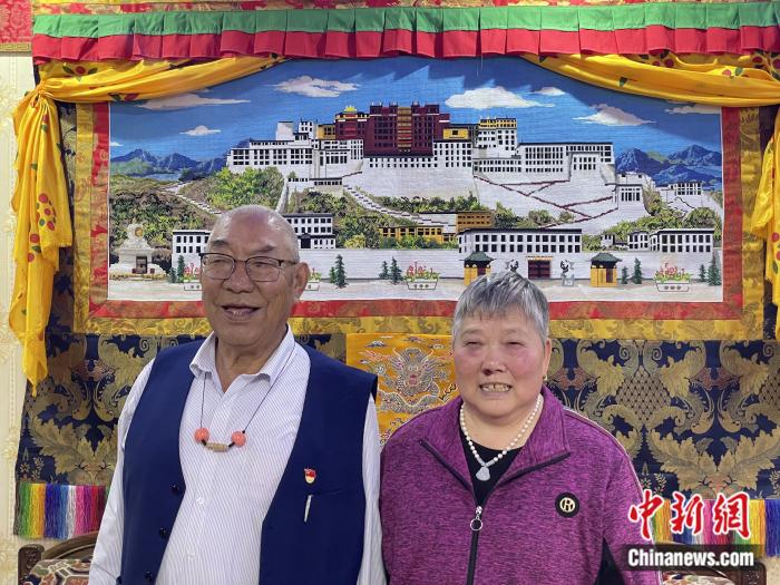 甲央曲培和杜應(yīng)芳在家中。彭寧鈴 攝