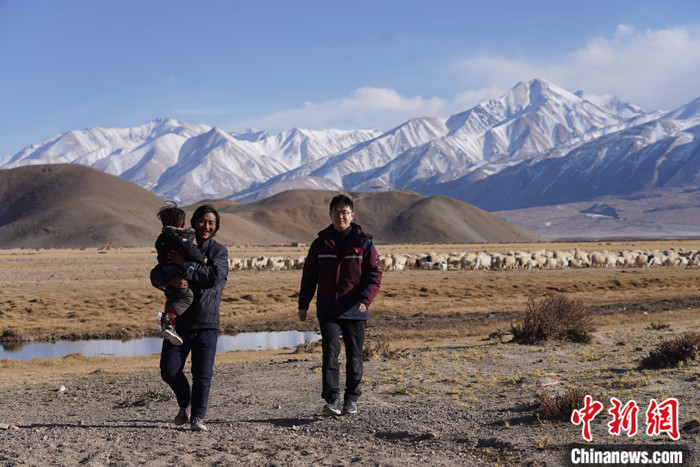 資料圖為4月29日，王克明在西藏自治區(qū)阿里地區(qū)噶爾縣義診。 <a target='_blank' ><p  align=