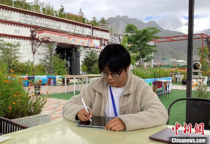 “Z世代”旦真旺加認(rèn)為，拉薩是一座開放與包容的城市，記憶中的拉薩是彩色的。2021年，旦真旺加從浙江大學(xué)漢語言文學(xué)專業(yè)畢業(yè)后，他選擇回到拉薩，成為一名漢語文實習(xí)助教。圖為8月4日，旦真旺加在課間陪學(xué)生玩耍。 <a target='_blank' ><p  align=