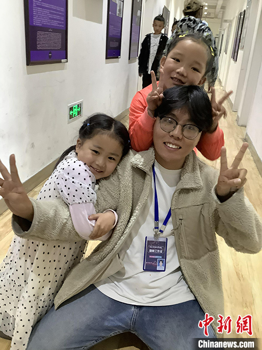 “Z世代”旦真旺加認(rèn)為，拉薩是一座開放與包容的城市，記憶中的拉薩是彩色的。2021年，旦真旺加從浙江大學(xué)漢語言文學(xué)專業(yè)畢業(yè)后，他選擇回到拉薩，成為一名漢語文實習(xí)助教。圖為8月4日，旦真旺加在課間陪學(xué)生玩耍。 <a target='_blank' ><p  align=