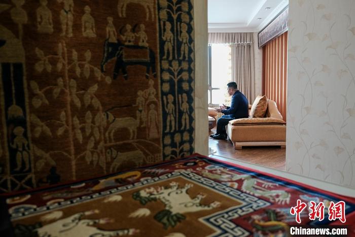 8月4日，次旦在拉薩的公司里懸掛展示的精美藏毯。 <a target='_blank' ><p  align=