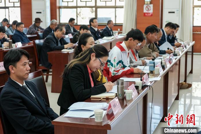 圖為8月10日座談會現(xiàn)場，左一為歸國定居藏胞晉美次旦。　江飛波 攝