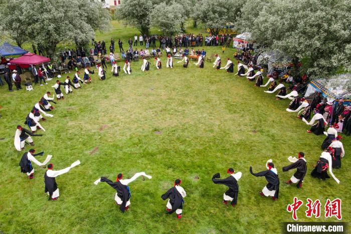 資料圖為西藏昌都丁青縣民眾跳歡快的鍋莊舞?！〗w波 攝