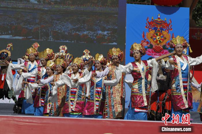 圖為日喀則市一場(chǎng)文藝節(jié)目的藏戲表演(資料圖)。趙朗攝