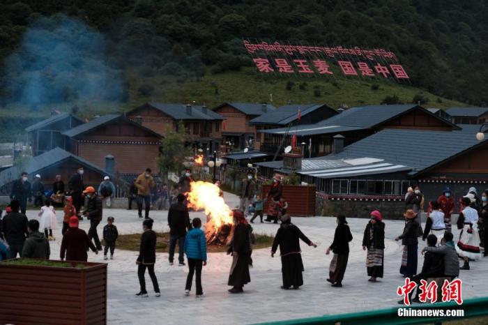 圖為8月5日，玉麥鄉(xiāng)民眾在鄉(xiāng)里跳鍋莊舞，從前的“三人鄉(xiāng)”熱鬧起來了。 <a target='_blank' ></p><p  align=