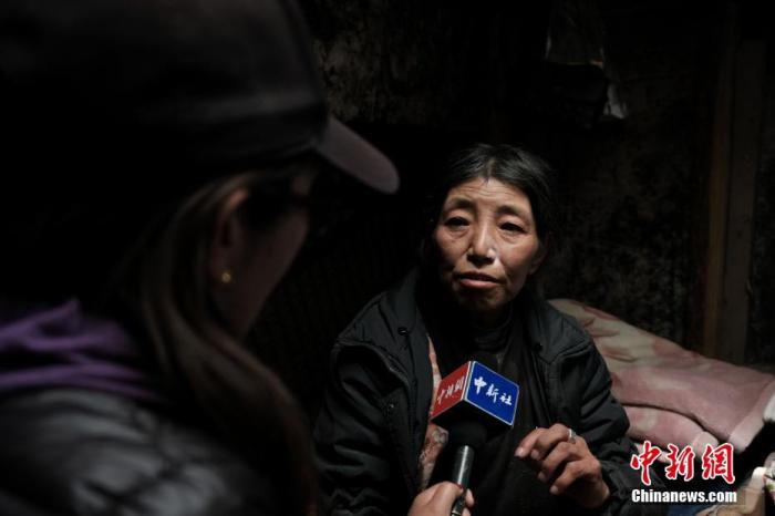 圖為8月6日，卓嘎在牧場(chǎng)小屋內(nèi)接受<a target='_blank' ></p><p  align=