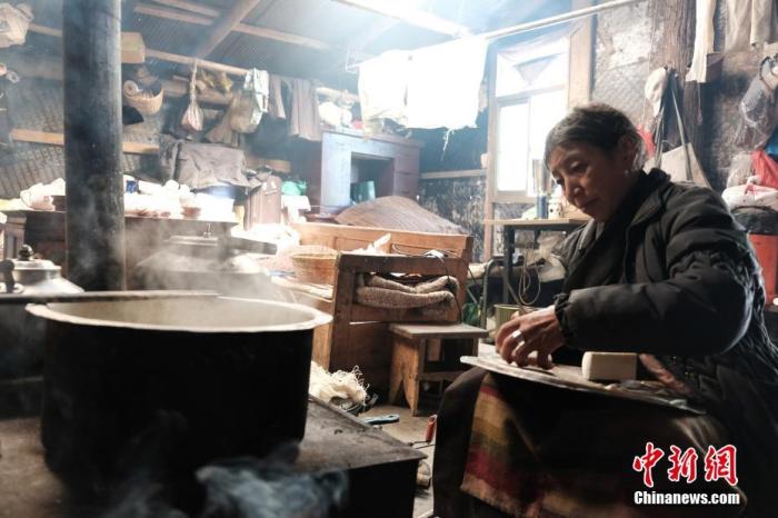 圖為8月6日，60歲的卓嘎在玉麥鄉(xiāng)牧場(chǎng)放牧點(diǎn)制作奶渣。 <a target='_blank' ></p><p  align=