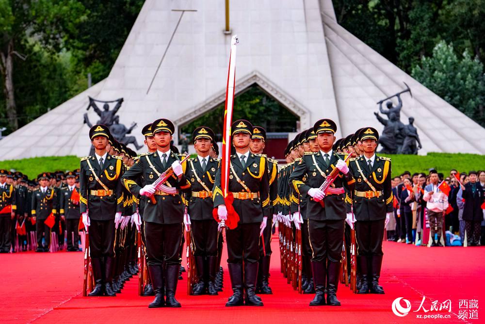 8月19日10時(shí)，慶祝西藏和平解放70周年大會(huì)在拉薩市布達(dá)拉宮廣場隆重舉行。這是大會(huì)舉行升旗儀式。徐馭堯 攝