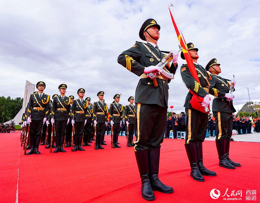 8月19日10時(shí)，慶祝西藏和平解放70周年大會(huì)在拉薩市布達(dá)拉宮廣場隆重舉行。這是大會(huì)舉行升旗儀式。徐馭堯 攝