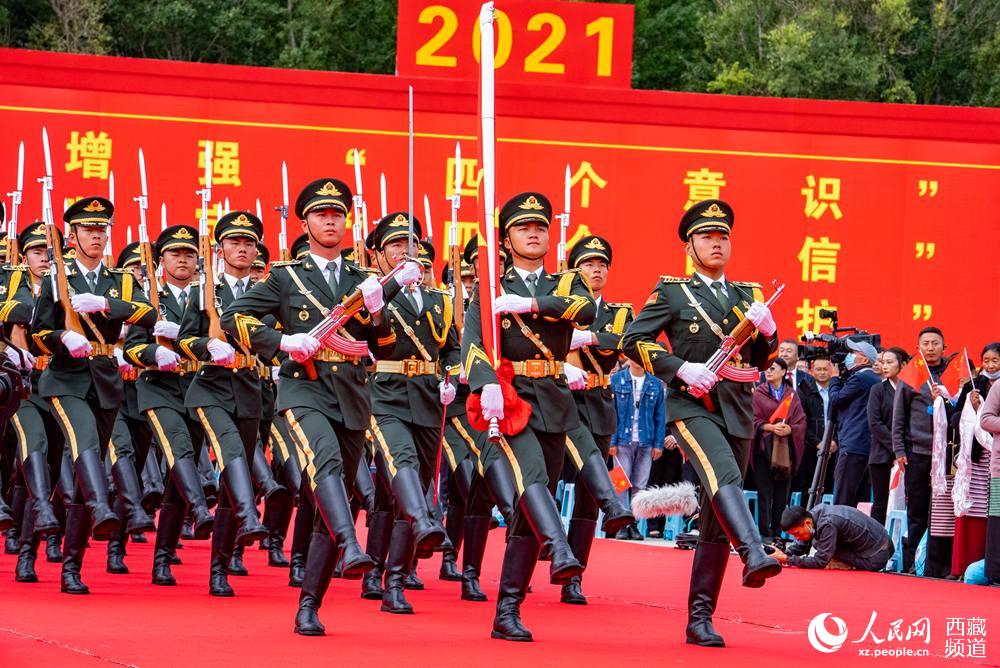 8月19日10時(shí)，慶祝西藏和平解放70周年大會(huì)在拉薩市布達(dá)拉宮廣場隆重舉行。這是大會(huì)舉行升旗儀式。徐馭堯 攝