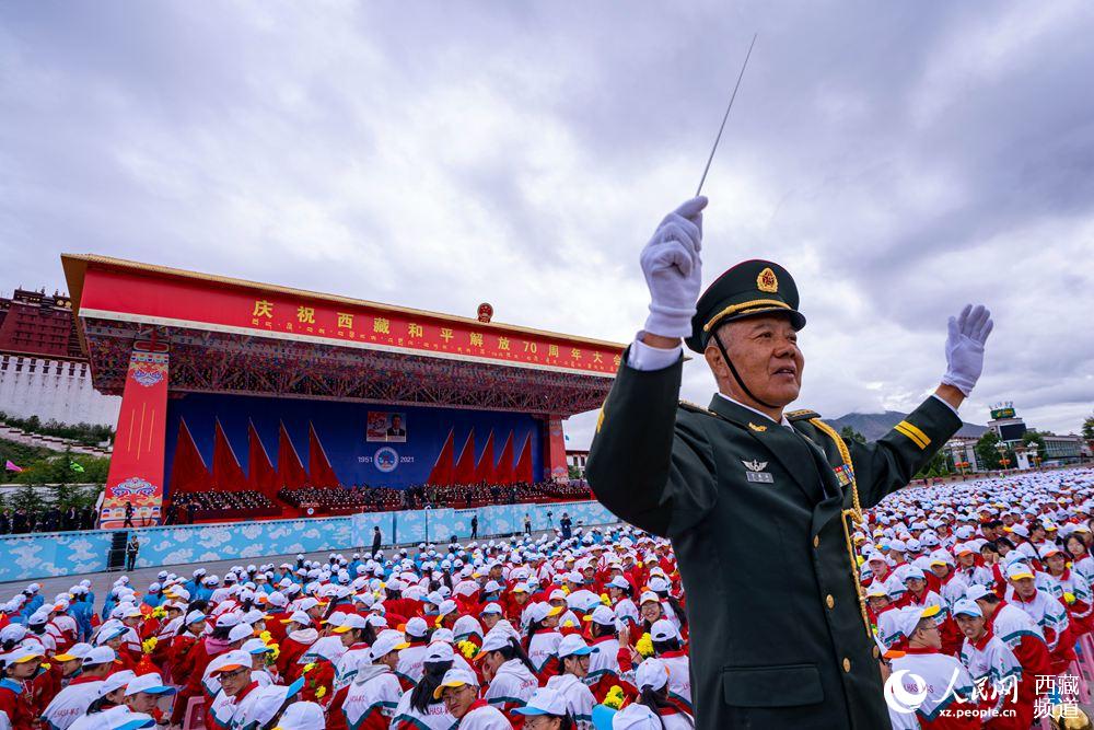 8月19日10時(shí)，慶祝西藏和平解放70周年大會(huì)在拉薩市布達(dá)拉宮廣場隆重舉行。徐馭堯 攝