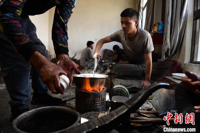 藏族匠人拉瓊:以傳統(tǒng)手藝傳承民族文化