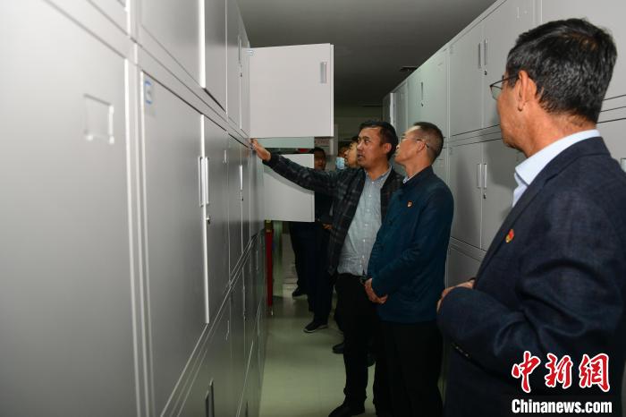 圖為參加西藏三大重點文物保護維修工程檔案移交進館儀式人員參觀拉薩市檔案館?！∝暩聛硭?攝