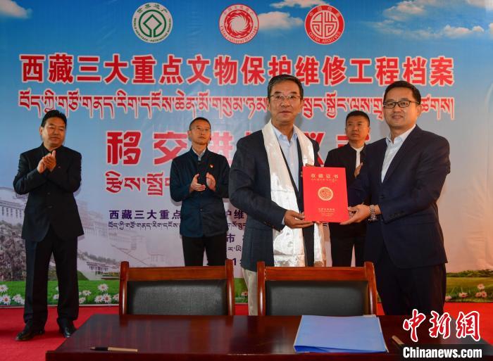 圖為西藏三大重點文物保護維修工程檔案移交進館儀式現(xiàn)場?！∝暩聛硭?攝