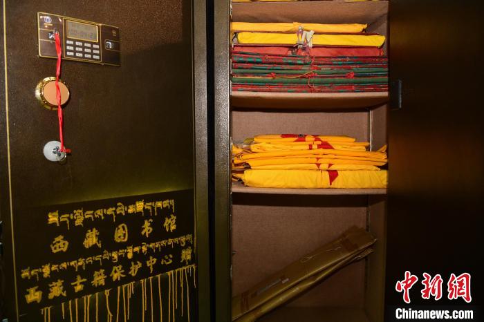 圖為拉薩市檔案館里收藏的藏文古籍?！∝暩聛硭?攝