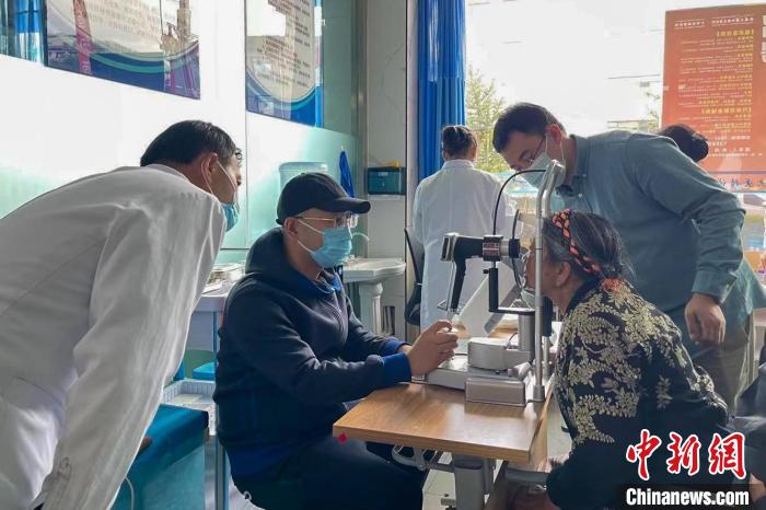 圖為9月10日，專家在日喀則藏康醫(yī)院開展義診活動(dòng)?！×貉喷?攝