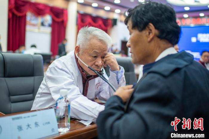 圖為專家團(tuán)隊(duì)在日喀則市開展義診活動(dòng)?！〉┰雠?攝