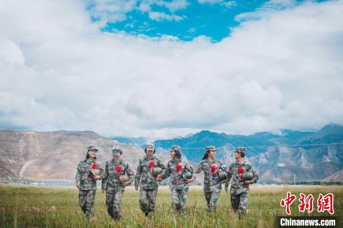 圖為身戴“首跳光榮”大紅花的女兵?！⊥跏鰱| 攝