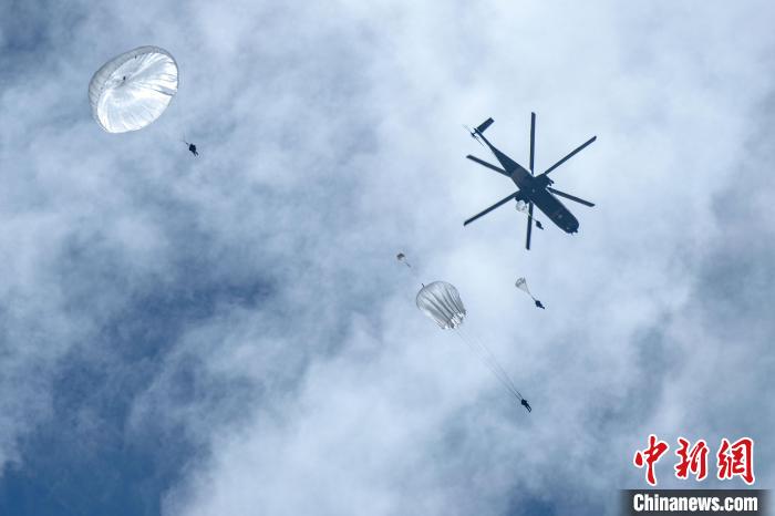 圖為傘降女兵在空中開傘?！⊥跏鰱| 攝