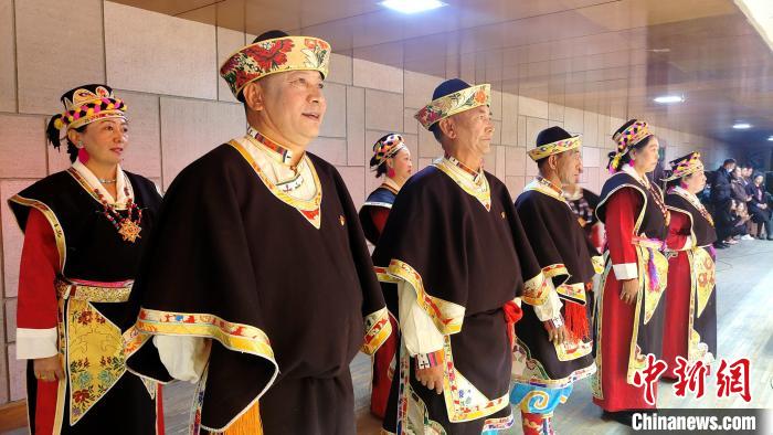 圖為西藏老年舞蹈隊(duì)在后臺(tái)準(zhǔn)備上場(chǎng)?！∝暽＠?攝