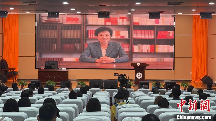 中國數(shù)百名專家學(xué)者齊聚共商西藏“穩(wěn)定、發(fā)展、生態(tài)、強(qiáng)邊”四件大事