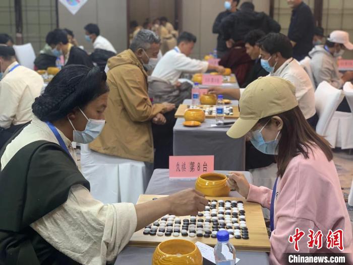 圖為參賽選手正在進(jìn)行藏棋對(duì)弈。　謝牧 攝