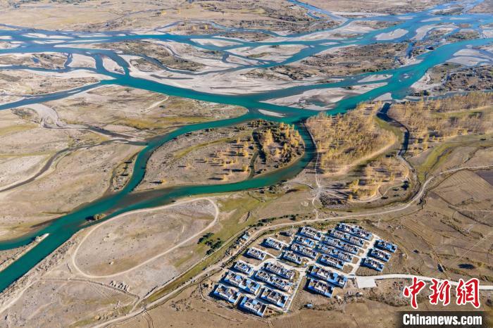 圖為10月16日，航拍高原河流拉薩河辮狀水系和河畔村莊，一派和諧景象?！〗w波 攝