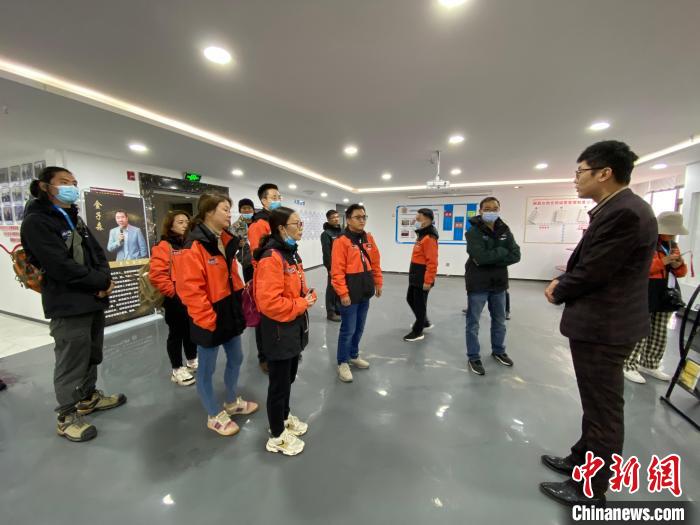 圖為2021瀾湄萬里行中外媒體在昌都新區(qū)采訪?！±罱瓕?攝