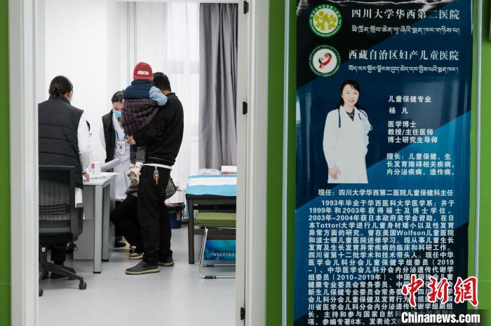 圖為四川大學華西第二醫(yī)院專家接診?！〗w波 攝