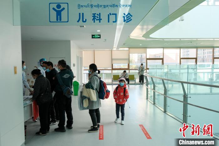 圖為兒科義診接診現(xiàn)場?！〗w波 攝