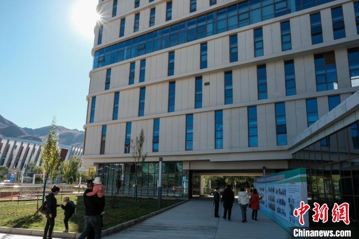 因疫情防控需要，此次義診活動進行了人數(shù)限定。圖為西藏民眾帶著孩子到醫(yī)院就診?！〗w波 攝